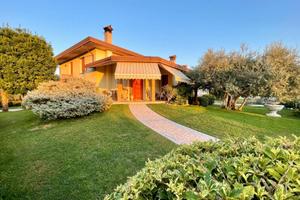 VILLA INDIPENDENTE CON CURATO GIARDINO E DOPPIO...