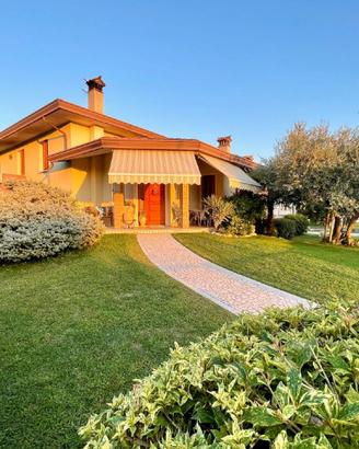VILLA INDIPENDENTE CON CURATO GIARDINO E DOPPIO...