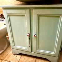 Mobiletto e specchiera bagno con lavabo sospeso