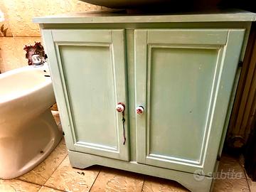 Mobiletto e specchiera bagno con lavabo sospeso