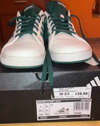 Scarpe da ginnastica da donna. Marca Adidas