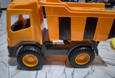 camion con cassone ribaltabile