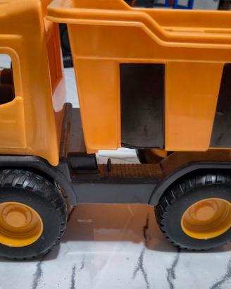 camion con cassone ribaltabile