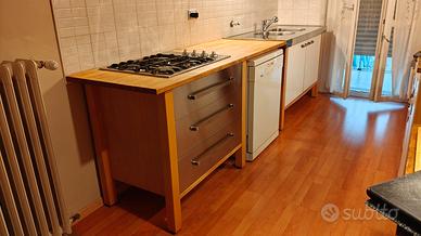 Cucina Ikea Varde vintage  in betulla e acciaio.
