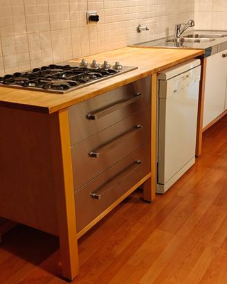 Cucina Ikea Varde vintage  in betulla e acciaio.