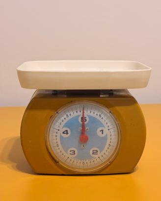 Bilancia da cucina vintage LAICA 5 kg ’70 senape