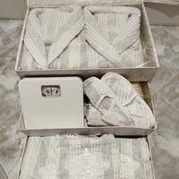 Set bagno con accappatoio e asciugamani