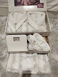 Set bagno con accappatoio e asciugamani