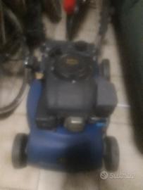 falciatrice e vasi grandi