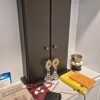 Butsudan con libri e accessori