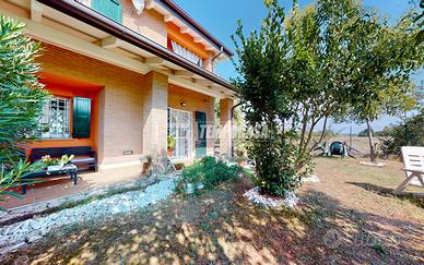 Maisonette con Doppio Garage a Bagno (RE) in Conte