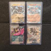 Lotto Pokémon Premium: 4 Carte in Top Loader -