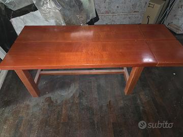 Tavolo in legno allungabile con 2 panche.
