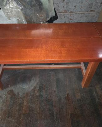 Tavolo in legno allungabile con 2 panche.
