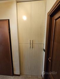 Armadio in legno a 4 ante