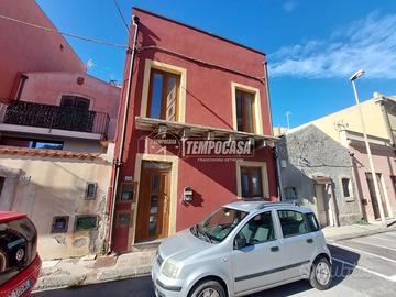 SOLUZIONE SEMINDIPENDENTE A POCHI PASSI DAL MARE A