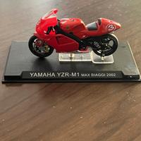 Modellino moto Yamaha 1:24 del 2002 Max Biaggi