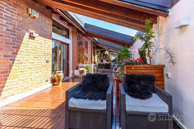 Attico / Mansarda di 264 m² con più di 5 locali e 