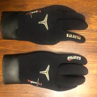 guanti e cappuccio per subacquea