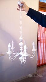 Lampadario color bianco e argento