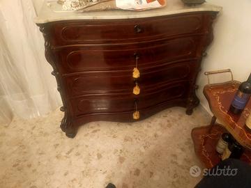 Antiquariato. Comò inizio 1900