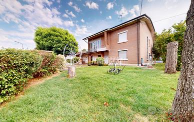 Villa bifamiliare con ampio giardino e due autorim
