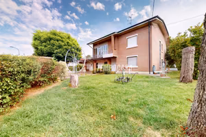 Villa bifamiliare con ampio giardino e due autorim