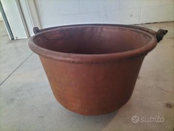 Antico paiolo in rame con supporto in ferro battut