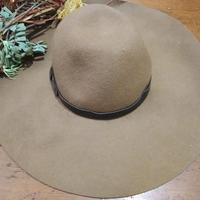 Cappello in lana a falda larga