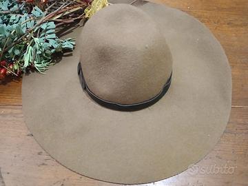 Cappello in lana a falda larga