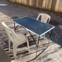 Tavolo da campeggio e 2 sedie in plastica