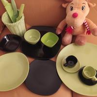 Set piatti e tazzine verde e nero.