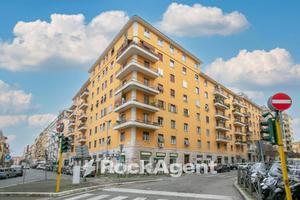 LOCALE COMMERCIALE A REDDITO - DUE AMPIE VETRINE