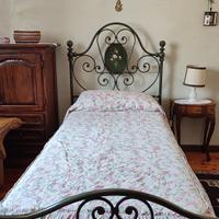 Letto singolo in ferro.