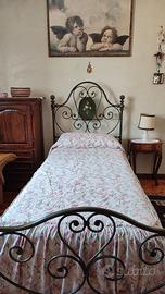 Letto singolo in ferro.