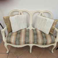 divanetto antico restaurato con cuscini 