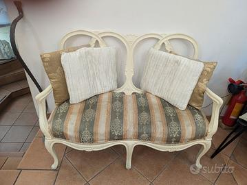 divanetto antico restaurato con cuscini 