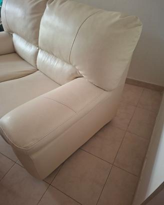 particolare del divano pelle primofiore