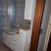 mobile bagno tutto compreso con specchio e lavandi