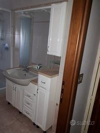 mobile bagno tutto compreso con specchio e lavandi
