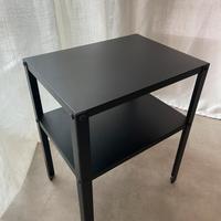 Tavolino/comodino in ferro nero.