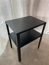 Tavolino/comodino in ferro nero.