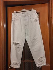 Jeans bianchi di Zara con un design moderno e un p