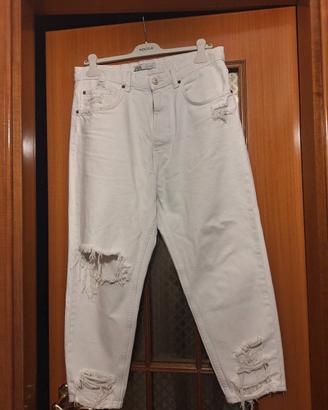 Jeans bianchi di Zara con un design moderno e un p