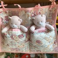 Porta oggetti da culla + 2 orsetti rosa