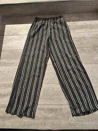 Pantaloni grigi, a striscie. Per bambini