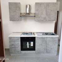 Cucina grigia completa di tutto