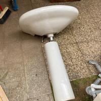 Lavabo con colonna e rubinetto