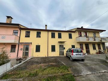 Casa accostata su due lati