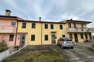 Casa accostata su due lati